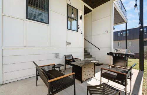 Nash House & Bars of Broadway with Patio Bar and Views! 8min Downtown! Sleeps 12! - Foto 49