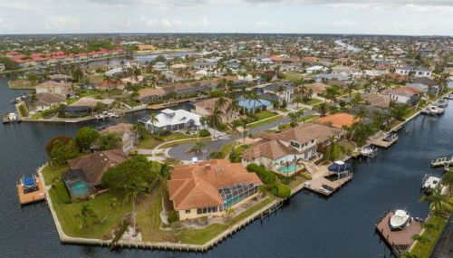 Waterfront Home With Heated Pool/Jacuzzi and only 1mile to beach - Foto 2