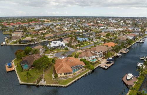 Waterfront Home With Heated Pool/Jacuzzi and only 1mile to beach - Foto 2