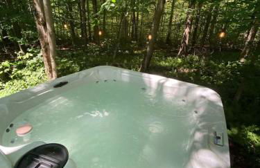 Chic Cabin with Hot Tub and Fire Pit - Foto 38