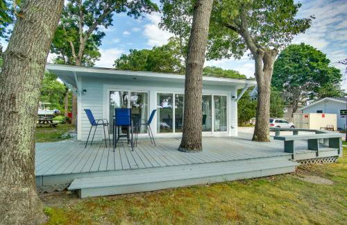 Mashpee Cottage with Deck Walk to Beach - Foto 1