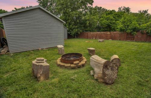 Cheerful 2-Bedroom with convenient Expressway access - Photo 11