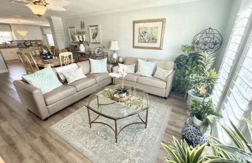 Waterfront Oasis with Private Heated Pool & Dock - Foto 7