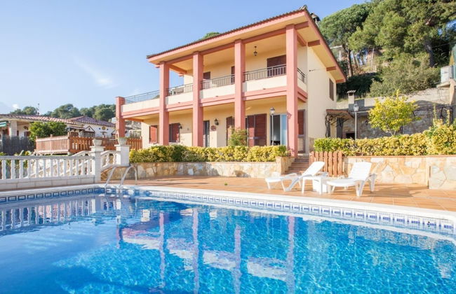 Vila Maer in Blanes With 5 Bedrooms and 2 Bathrooms - Photo 1