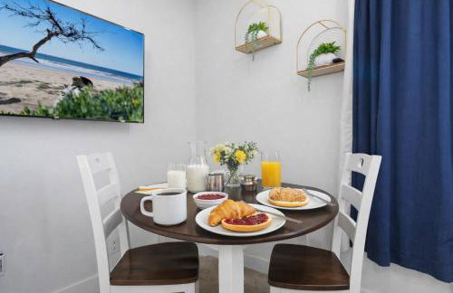 Modern 1BR Suite w AC Sleeps 3, NW Bakersfield - Photo 3