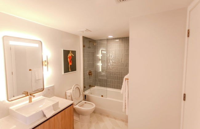 Luxurious Downtown Escape - Photo 45