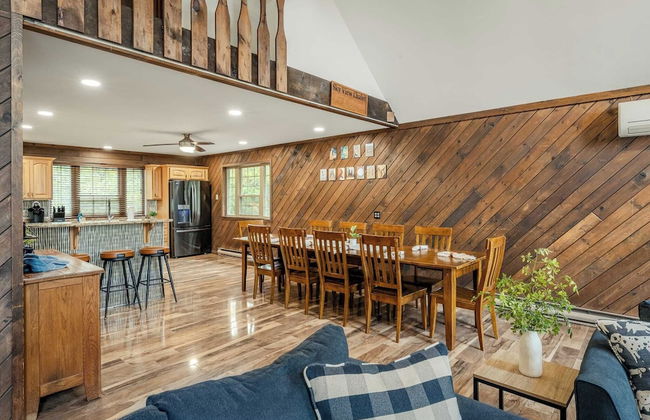 Sky View Chalet by Avantstay Stunning Interior, Spacious Deck, Hot Tub, & View - Photo 43