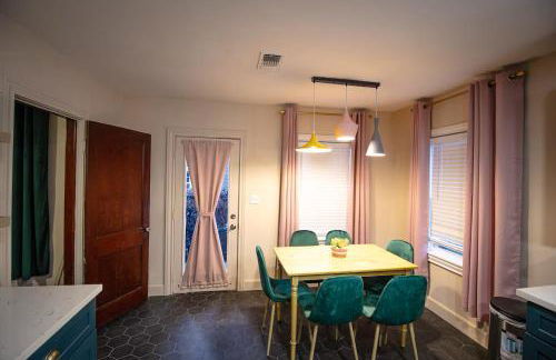 Private home with Hot Tub & Mini Golf & Fun Vibes near downtown Houston - Foto 12