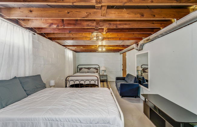 Cute Cozy and Cheerful 3 Bedroom House - Photo 10