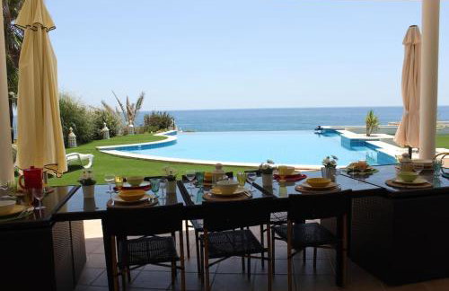 Breathtaking Villa with infinity pool over the sea - Foto 7