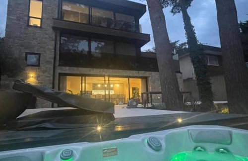 Luxury Villa - Hot Tub - Exclusive Offers - Amar Luxury Stays - Photo 44