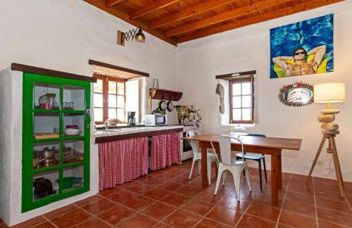Bohemian Art House - 2BR in Yaiza & Garden - Photo 4