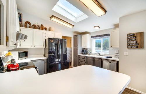 Riverfront Home with Deck, Near Mount Rainier! - Foto 12