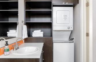 Stay Portland - Modern Portland Studio - Food Carts & Local Shops - Photo 11