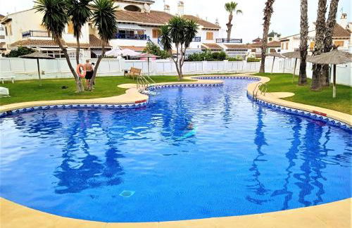 Chalet adosado en RIOMAR-3, urbanización residencial privada - Foto 5