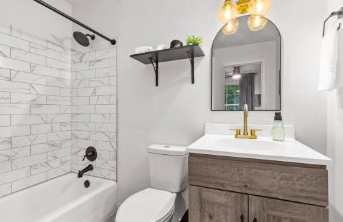 Game Room and Huge Yard with Fire Pit Yard Games and BBQ Near UE and Downtown - Foto 4