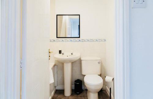 Cozy 3-Bed Retreat Near Manchester Airport Ideal for Families & Groups - Foto 24