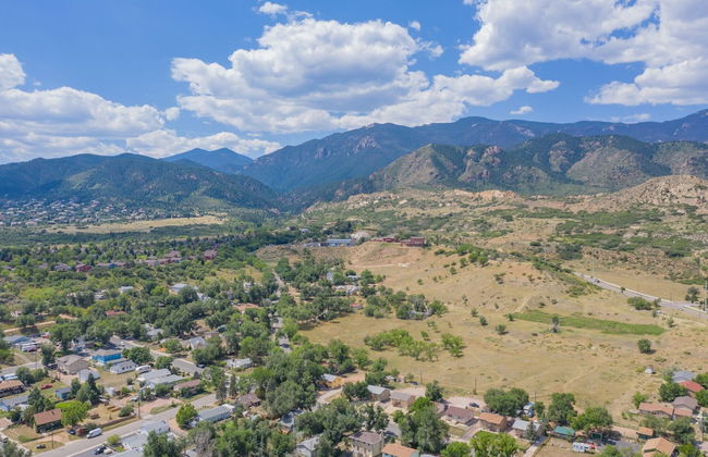 2BR Aptmt Parks Private Deck, Mountain Views! - Photo 24