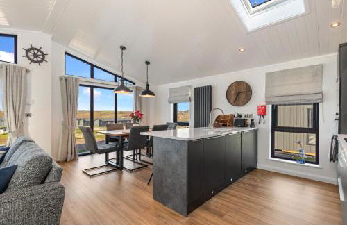 Hiraeth - Luxury Lodge with Hot Tub, Close to Beach - Photo 12