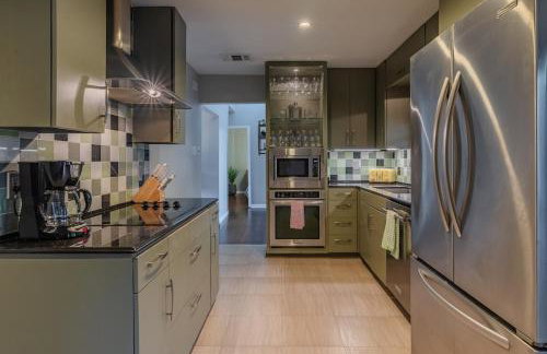 Serene POOL & Firepit in Stunning Home By Airport - Foto 30