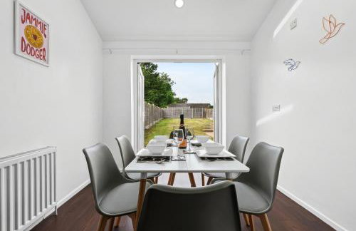 Modern 3BR, Sleeps 6, Great for groups, free parking, fast WiFi - Foto 6