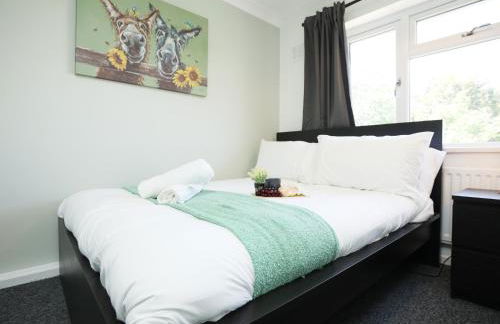 Homely ! Perfect for Contractors and Guests with Private off street parking - Foto 45