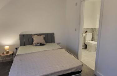Contemporary 3-Bedroom Home Quiet Rotherham Location with Parking - Foto 1