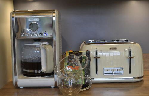 Stunning Period Townhouse with Garden, Walking Distance to Town - Photo 22