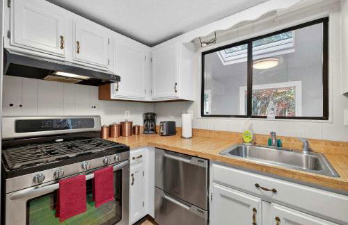 Wooded Chalet w Hot Tub & Indoor Pool, Gym Access - Foto 18