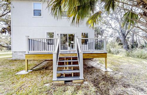 Newly-built 2-story home near the ocean with patio, washer/dryer, streaming - Photo 39