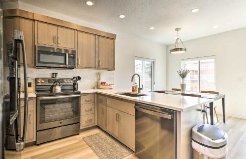 Spacious St George Townhome with Grill and Views! - Foto 11