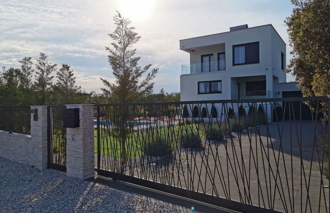 Modern Villa With Private Heated Pool and Lounge Area for a Relaxing Stay - Foto 23