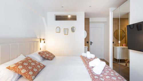 New- 8 pers devant le parc de la villette - Foto 3