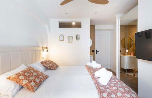 New- 8 pers devant le parc de la villette - Foto 3