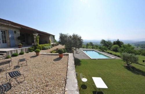 In Gordes, facing the entire Luberon Park a beautiful 5 bedrooms house - Photo 2