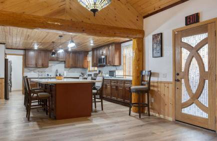Pinetree Place by Avantstay Group Cabin w/ Hot Tub Minutes to the Lake - Photo 22