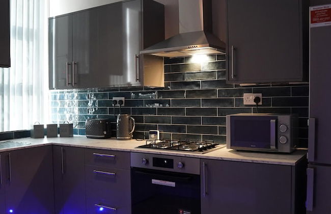 2 Bed Flat - Sleeps 4 - Jacuzzi Bath - Parking - Foto 6