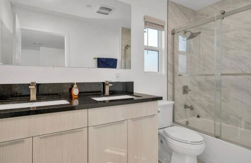 Wonderful 3 Bedroom Home Perfect for Getaway - Photo 8