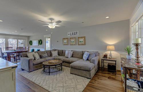 Lakefront Family Home for 12 w Picturesque Views & Patio - Foto 8