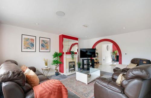 Elegant 5 Bed Home with Garden & Parking - Slough - Foto 1