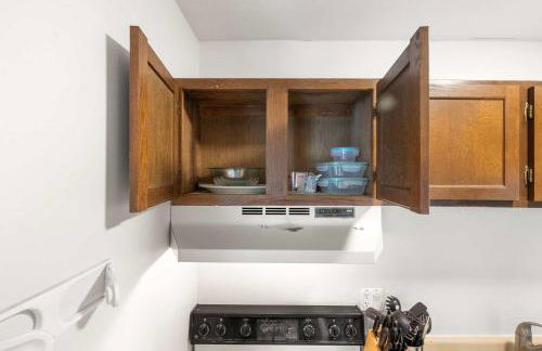 Workspace with Desk & Walkable to hospital & campus - Photo 14