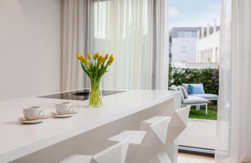 New LUXURY apartment with sea view and PRIVATE heated pool, 50m from the beach - Foto 17