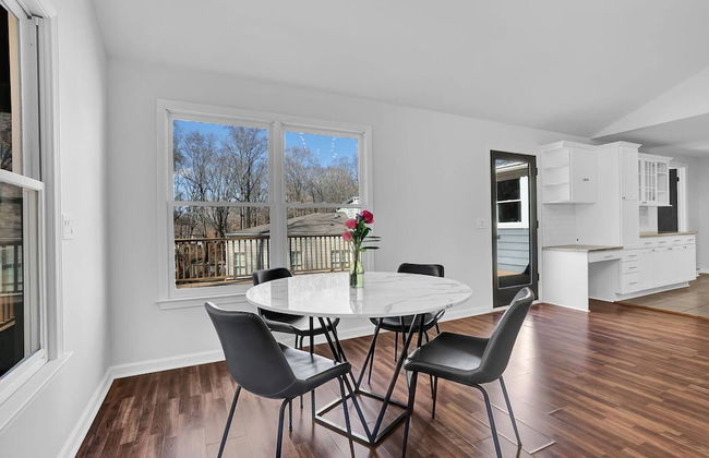 Chamblee Retreat 3BR Home w Spacious Porch - Foto 31