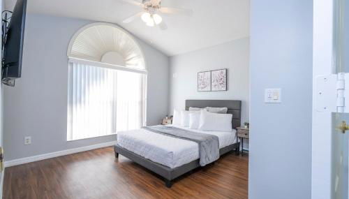 Magical 5-Bedroom Retreat w/ Pool, 3 Ensuite Bedrooms, Near Disney, and Internet! - Foto 4