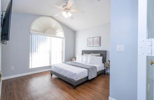 Magical 5-Bedroom Retreat w/ Pool, 3 Ensuite Bedrooms, Near Disney, and Internet! - Foto 4