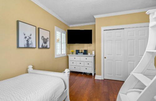 Walk to The Ave- Heated Pool, Spa, Golden Tee and Putting Green - mins to Beach- by Maven Vacation Rentals - Foto 34