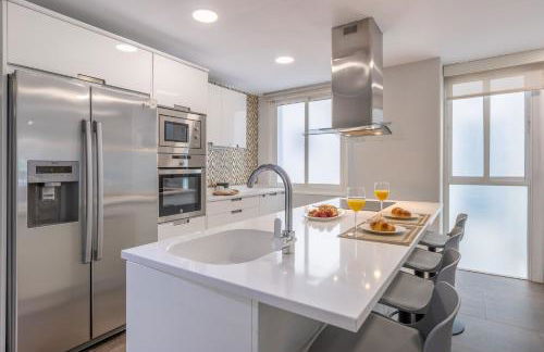 Spectacular 2-Bedroom Apartment with Stunning Retiro Park Views In the Heart of Barrio Salamanca - Photo 7