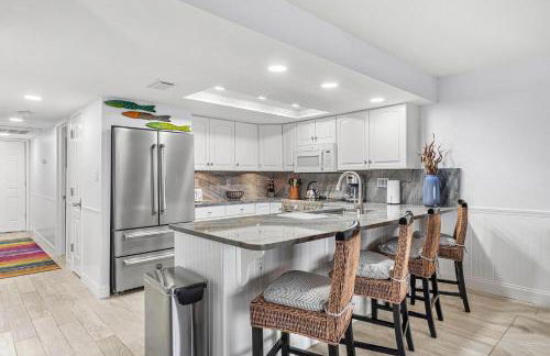 Escape to Beach Oasis! New Management! Updated Beachside Condo with Heated Pool! - Foto 8