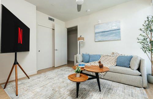 Stunning 2BR apartment steps from Santa Monica pier - Photo 2