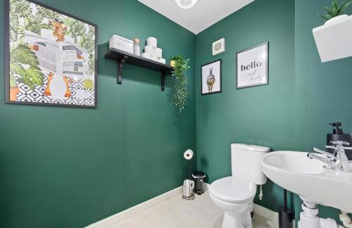 Superb Two Bedroom House Near Etihad & Coop Live - Free Parking - Foto 12